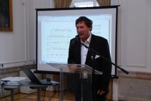Етномузиколог и шеф Ансамбла Вујичић Габор Ередич (Сентандреја) је говорио о утицају етномузиколошког рада Тихомира Вујичића на савремену праксу српских музичара у Мађарској