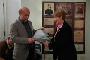 Маријета Вујичић уручује поклон Музиколошком институту и музеју у Будимпешти