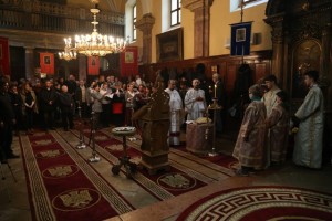 Деца и ученици на парастосу у Будимпешти поводом српских музичких јублеја.